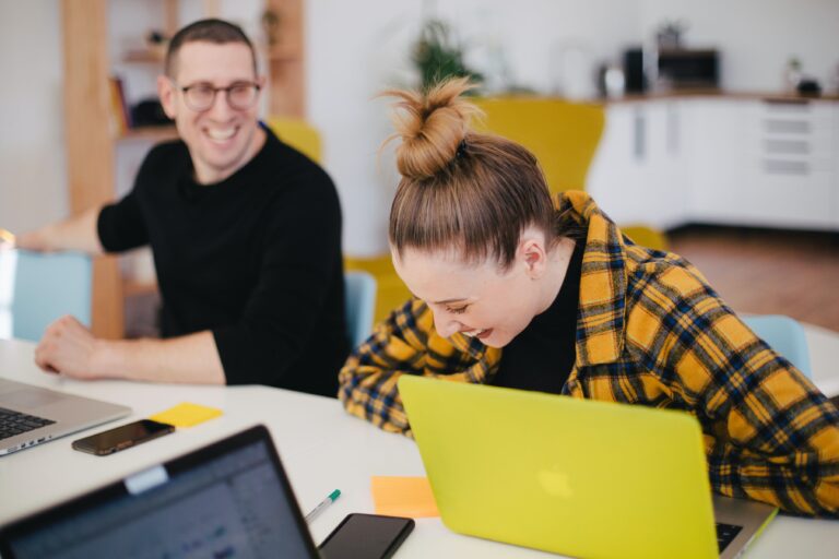 2 people laughing in an office